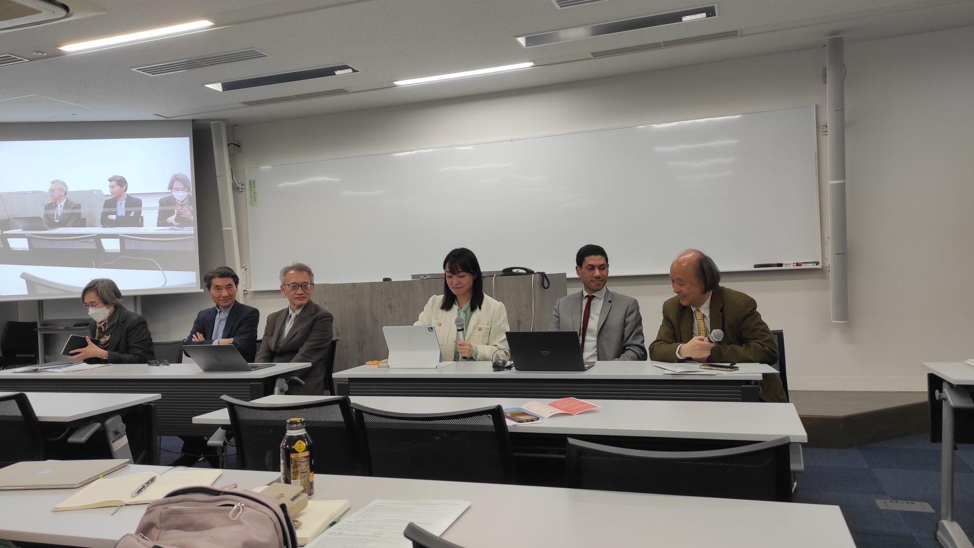 Première table ronde réunissant Yasue Nukatsuka (Prof. émérite à l'Université de Tohoku), Hiroshi Otsu (Prof. à l'Université Meiji de Tokyo), Hajime Yamamoto (Prof. A l'Université Keio de Tokyo), Yukiko Ogawa (Maître de conférences à l'Université Teikyo de Tokyo), Samy Benzina (Prof. à l'Université de Poitiers) et Ken Hasegawa (Prof. émérite à l'Université Kogakuin de Tokyo)