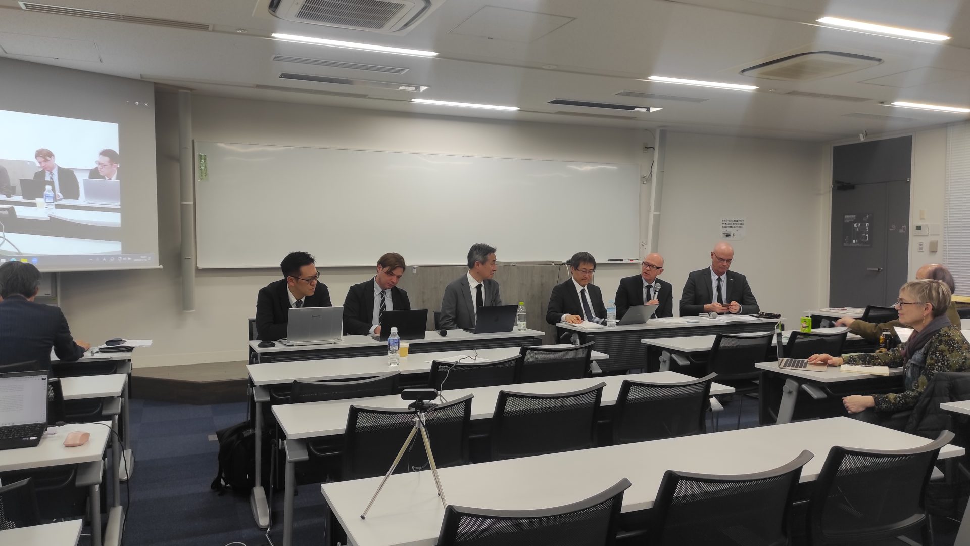 Seconde table ronde réunissant Takashi Tokunaga(Prof. à l'Université Wako de Tokyo), Gaël Besson (Chargé de cours de l'Université Hosei de Tokyo), Hideki Eto (Prof. à l'Université Meiji de Tokyo), Takeshi Inoue (Prof. à l'Université Kwansei Gakuin de Nishinomiya), Loïc Levoyer (Prof. à l'Université de Poitiers) et Pierre-Yves Monjal (Prof. à l'Université de Tours)
