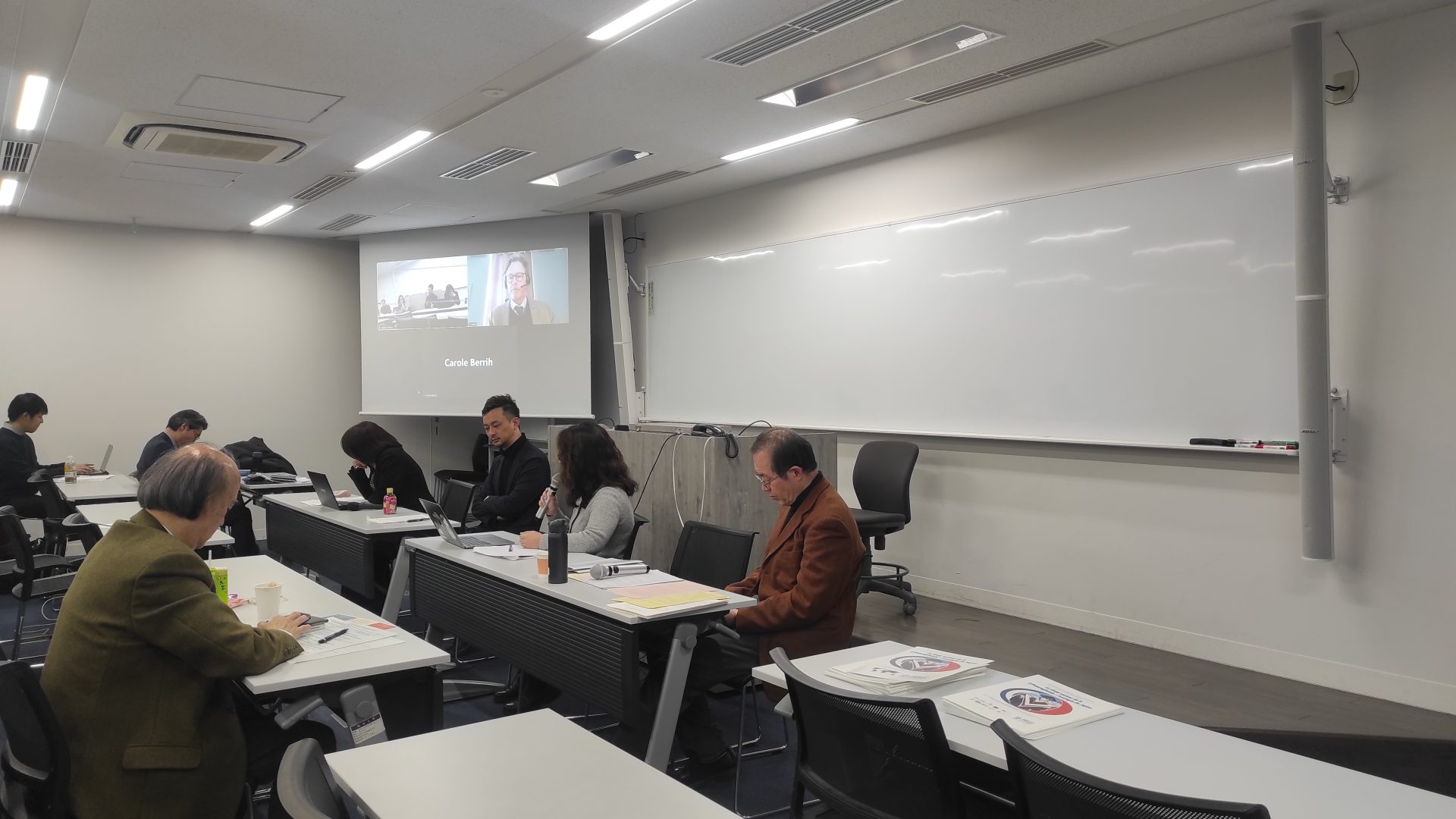Troisième table ronde réunissant Emmanuel Aubin (Prof. à l'Université Tours), Maki Kobayashi (Prof. à l'Université Aichi de Nagoya), Sho Mizubayashi (Prof. adjoint à l'Université Meiji de Tokyo), Misato Tanaka (Maître de conférences à l'Université Seijo de Tokyo) et Ryuichi Ozawa (Prof. émérite à l'Université des médecins Tokyo-Jikei-Kai de Tokyo)