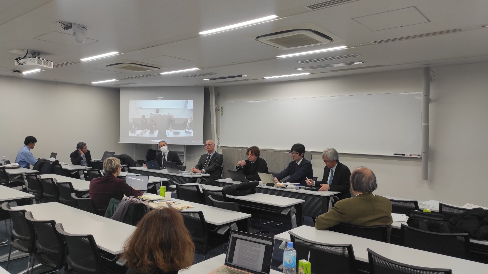 Cinquième table ronde réunissant Takumaro Kimura (Prof. à l'Université de Chiba), Pierre-Yves Monjal (Prof. à l'Université de Tours), Gaël Besson (Chargé de cours à l'Université Hosei de Tokyo), Yusuke Kubota (Prof. adjoint à l'Université Sensyu de Tokyo) et Masahito Tadano (Prof. à l'Université Hitotsubashi de Tokyo)