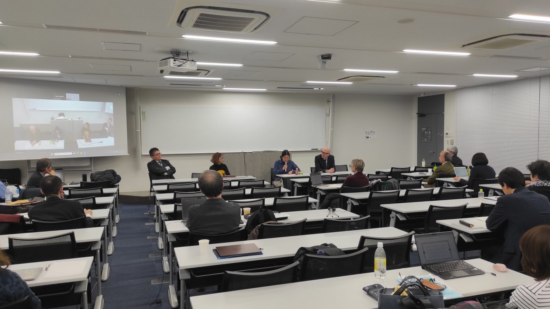Sixième table ronde réunissant Masato Iwagaki (Prof. adjoint à l'Université départementale de Nara), Yuki Sekine (Prof. à l'Université de Kobe), Hitomi Nagano (Prof. à l'Université Sophia de Tokyo) et Loïc Levoyer (Prof. à l'Université de Poitiers)
