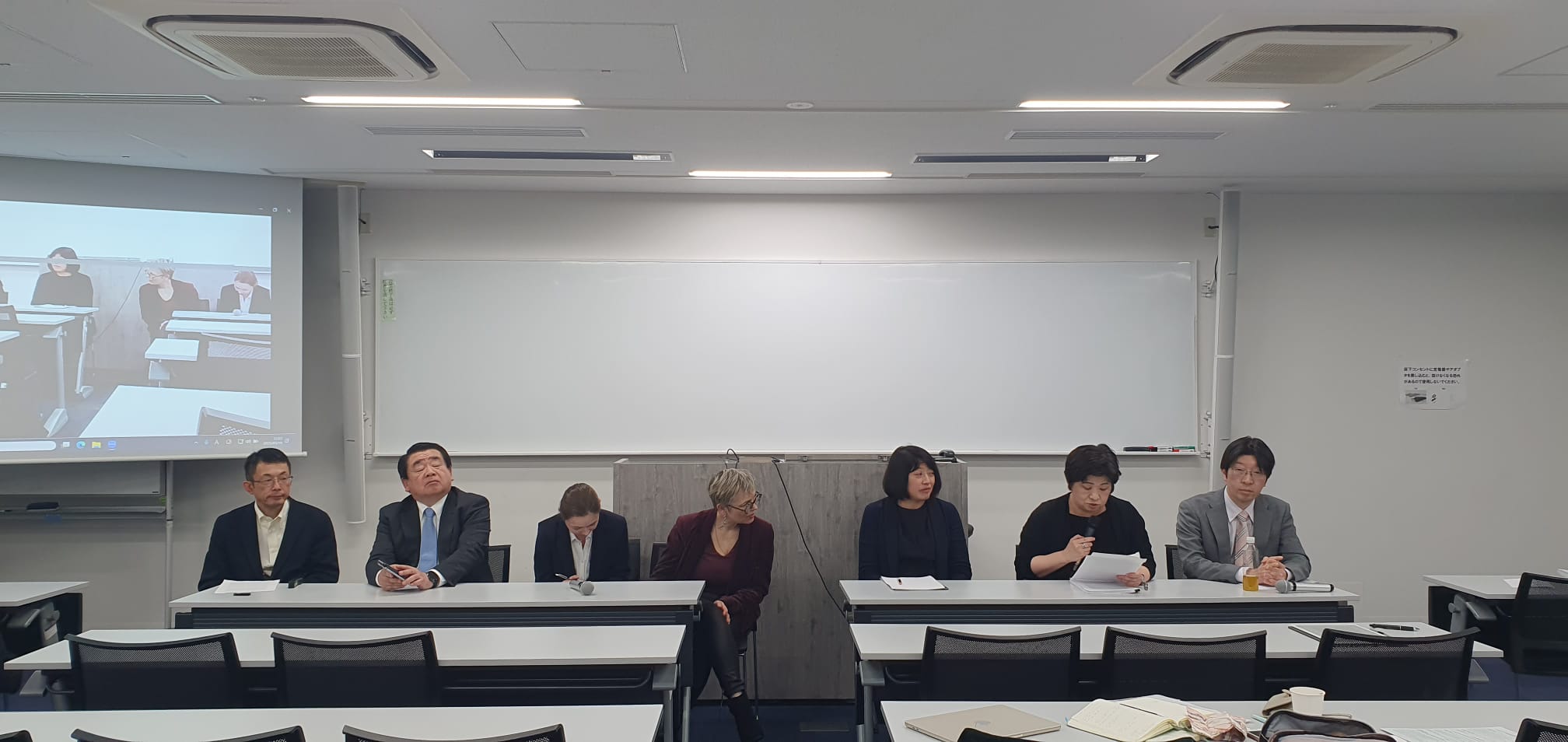 Quatrième table ronde réunissant Hitoshi Terao (Fellow à l'Université de Niigata), Yugen Kudo (Prof. à l'Université Meiji de Tokyo), Coline Marquet (Ingénieure d'études à l'Université de Poitiers), Béatrice Jaluzot (Maître de conférences à Sciences-po Lyon, Directrice de l'Institut d'Asie orientale), Aya Ohsawa (Prof. à l'Université Hosei de Tokyo), Keiko Yoshii (Prof. à l'Université Meiji de Tokyo) et Mitsuo Tsuzuki (Prof. à l'Université Meiji de Tokyo)
